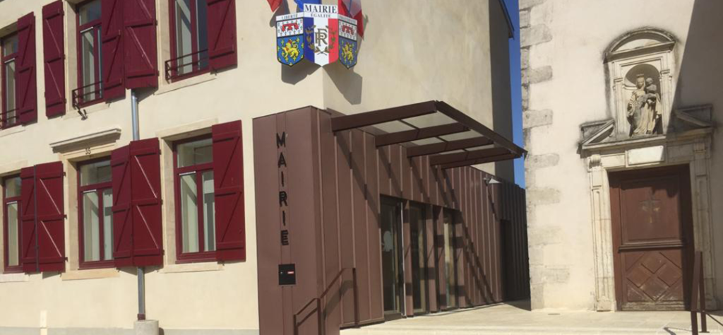 Parvis de la mairie de Laneuvelotte